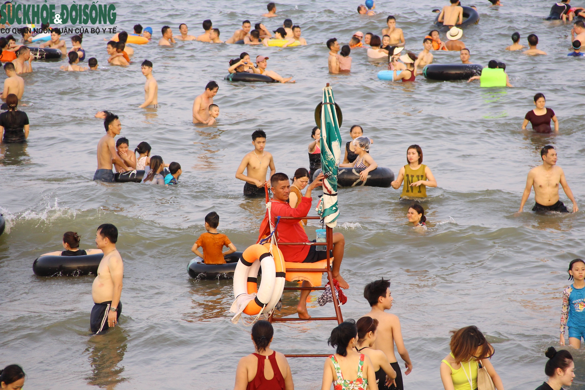 Bãi biển Sầm Sơn chật kín người dịp cuối tuần - Ảnh 13.