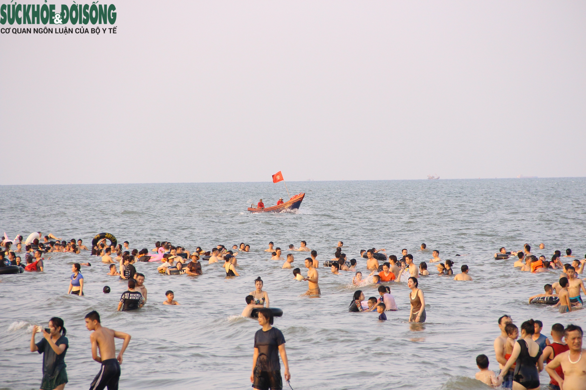 Bãi biển Sầm Sơn chật kín người dịp cuối tuần - Ảnh 14.