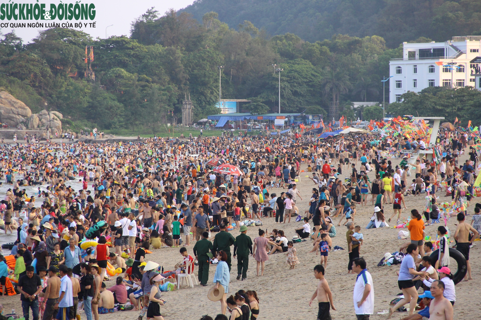 Bãi biển Sầm Sơn chật kín người dịp cuối tuần - Ảnh 15.