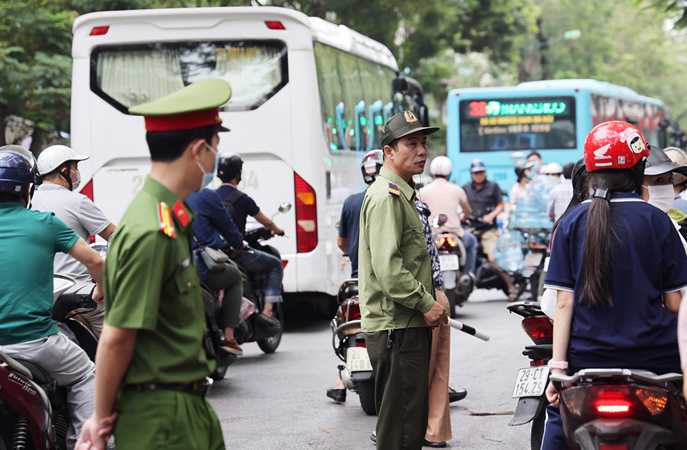 Sắc vàng, cam, xanh của các lực lượng hỗ trợ, tiếp sức thí sinh thi lớp 10 vượt vũ môn - Ảnh 4.