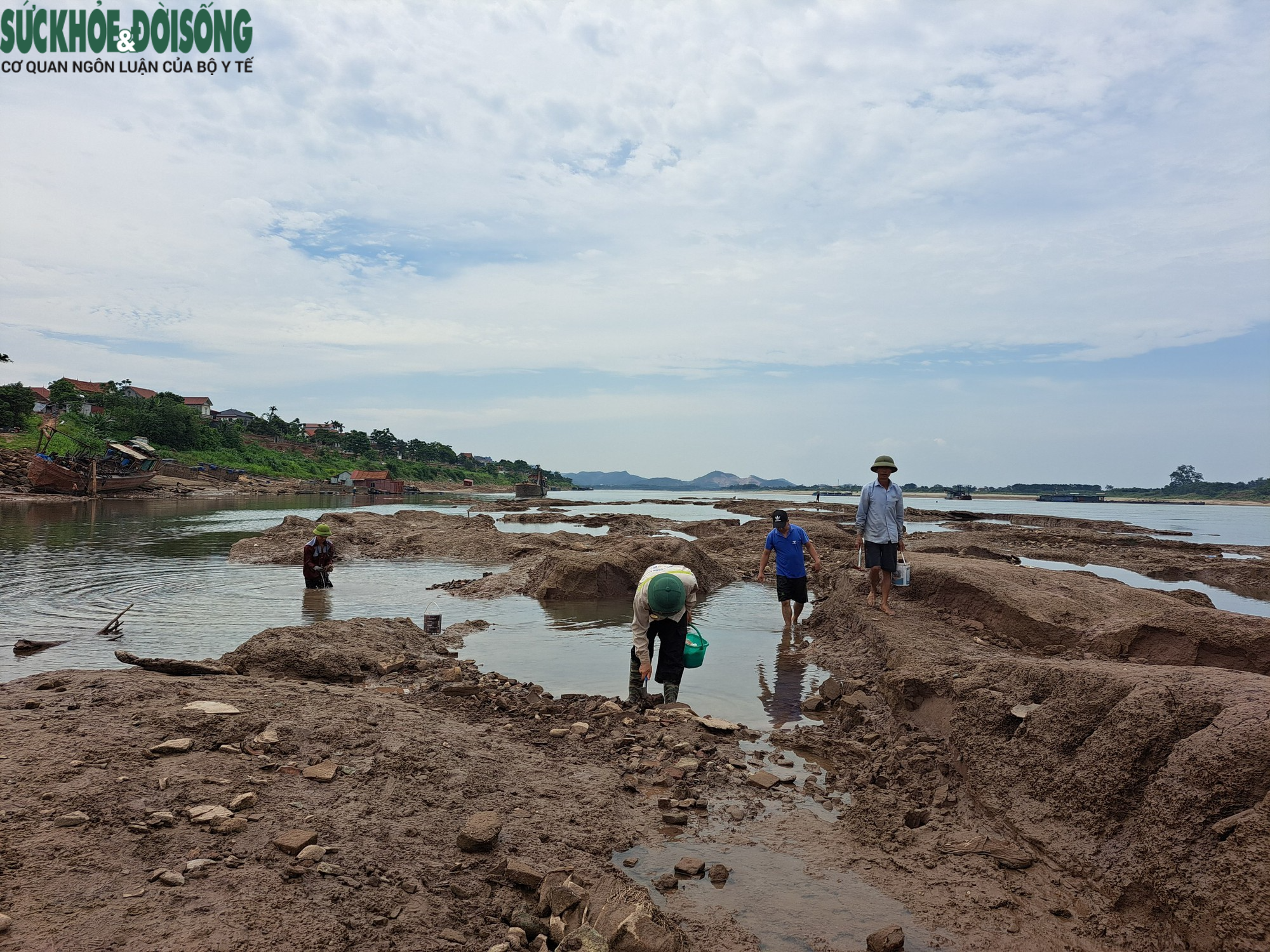 Sông Đà trơ đáy, người dân đổ xô tìm cổ vật nằm sâu dưới cát - Ảnh 1.