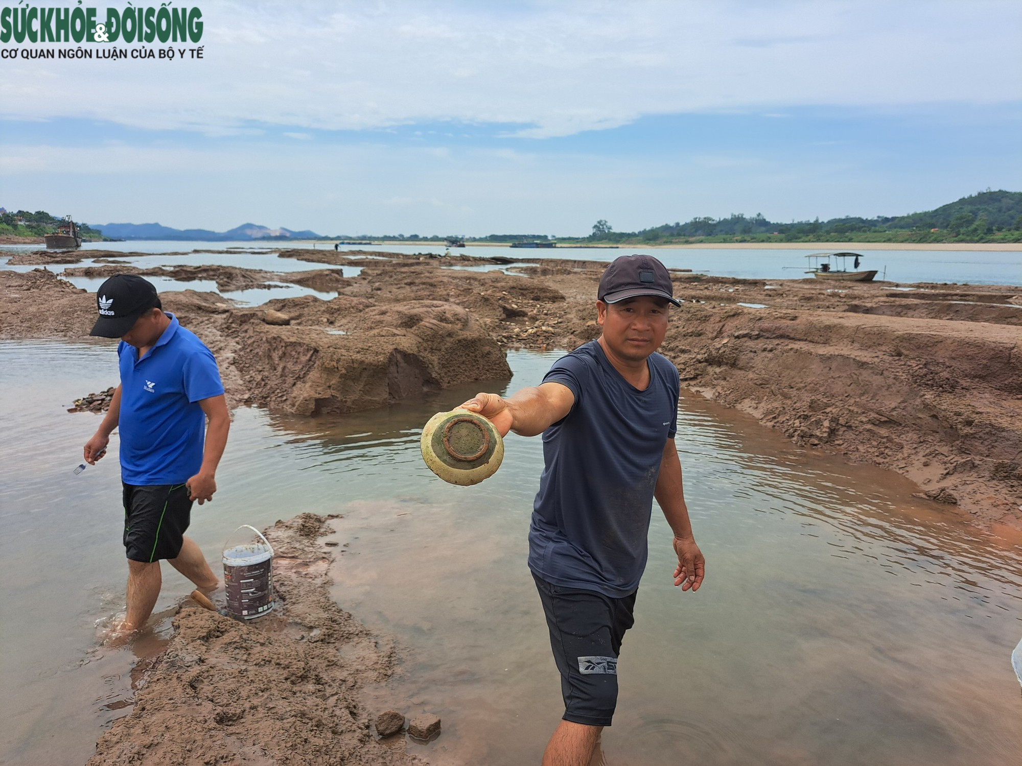 Sông Đà trơ đáy, người dân đổ xô tìm cổ vật nằm sâu dưới cát - Ảnh 6.
