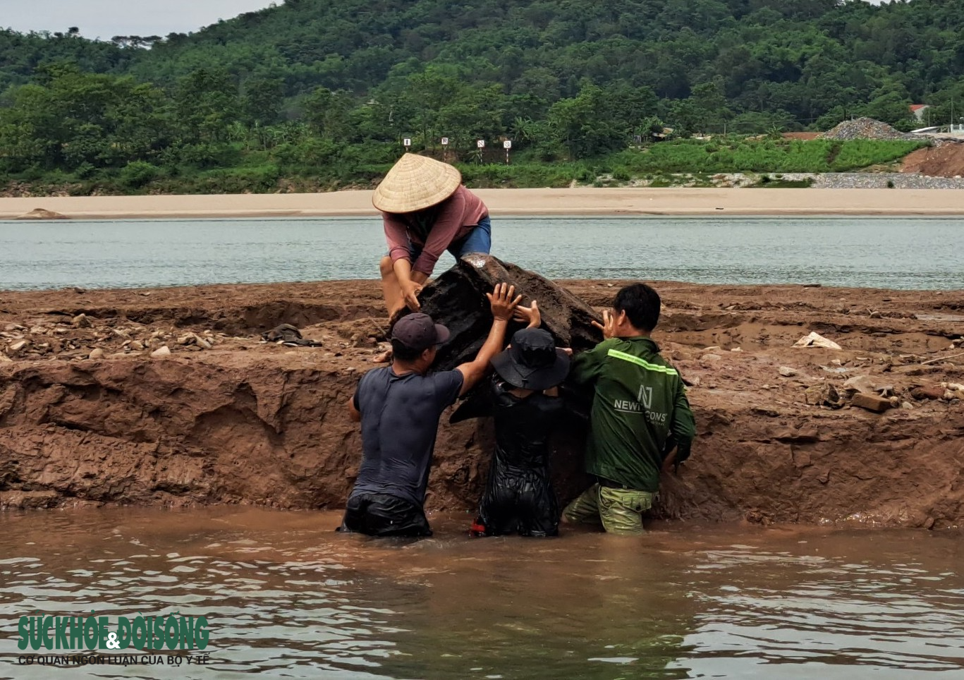 Sông Đà cạn trơ đáy, người dân mạo hiểm tìm cổ vật nằm sâu dưới cát - Ảnh 5.