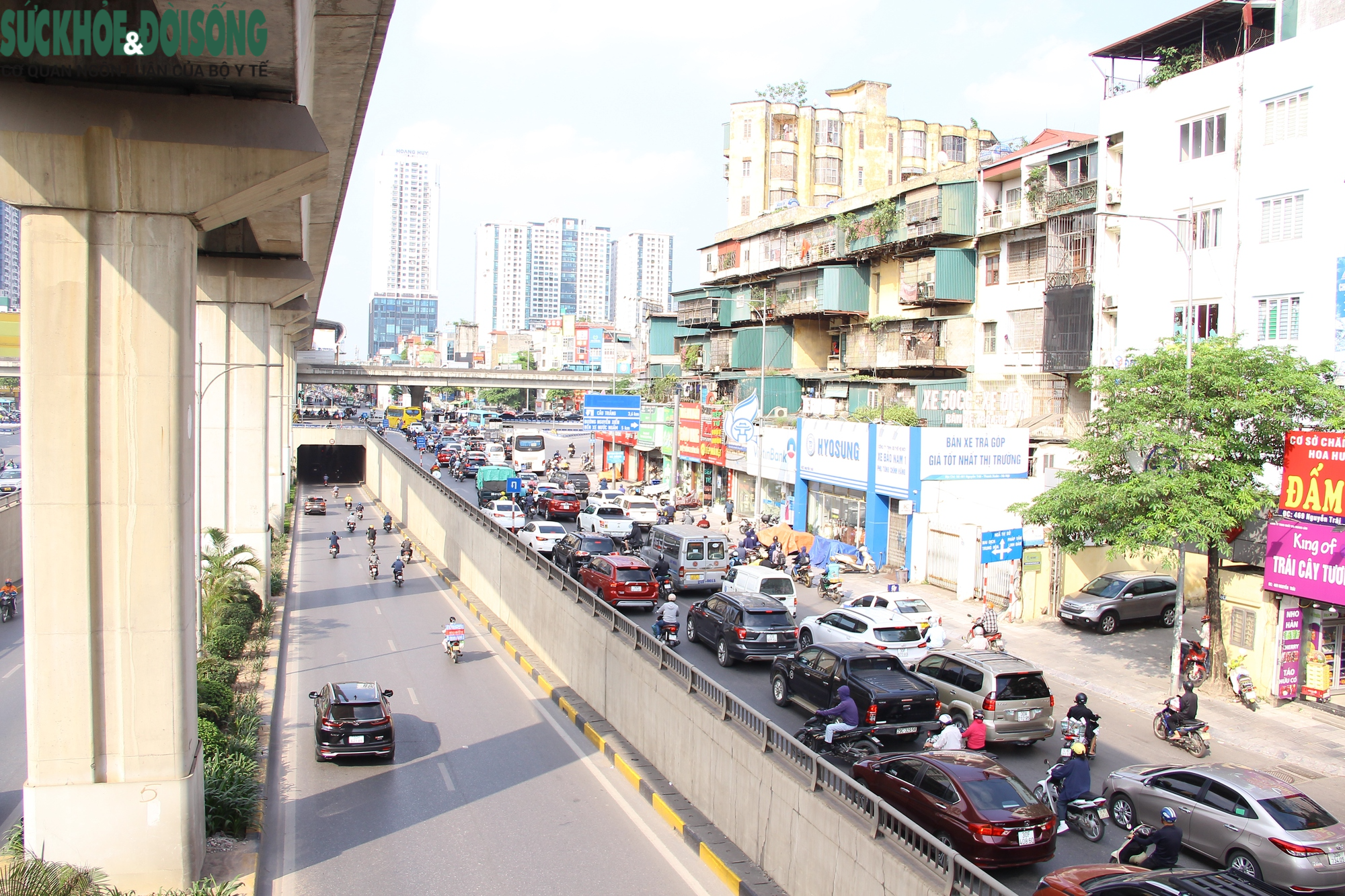 Lỗ cốt đã án ngữ nhưng chưa có biển báo giao thông trên đường Nguyễn Trãi - Ảnh 2.