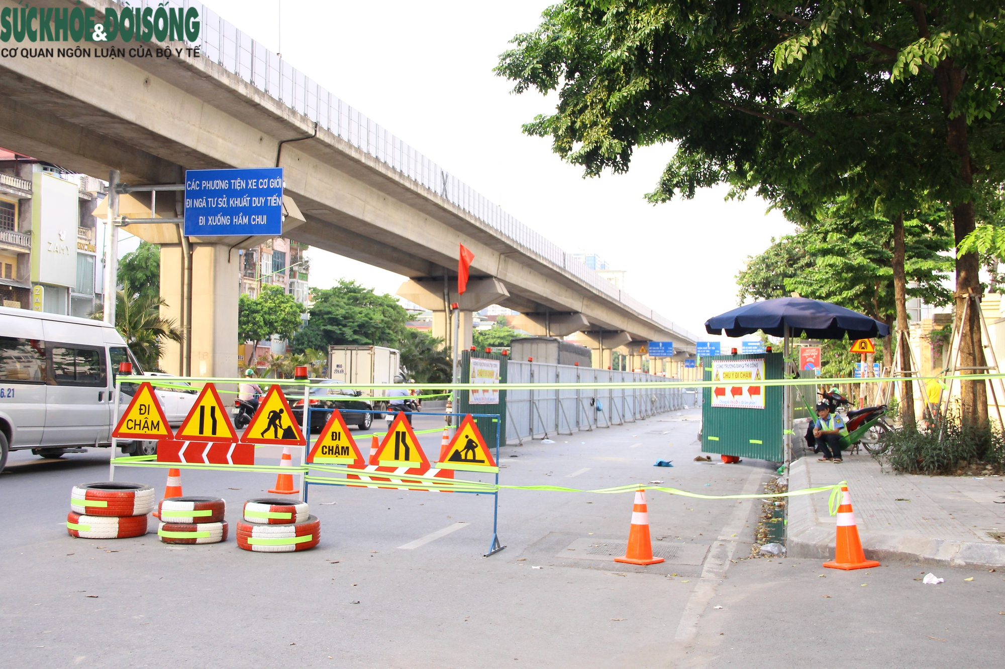 Lỗ cốt đã án ngữ nhưng chưa có biển báo giao thông trên đường Nguyễn Trãi - Ảnh 5.