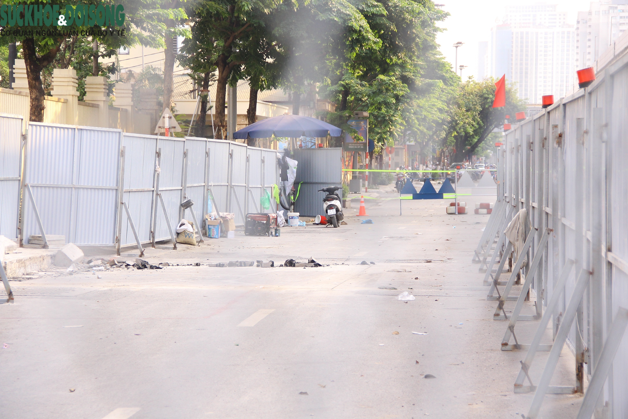 Lỗ cốt đã án ngữ nhưng chưa có biển báo giao thông trên đường Nguyễn Trãi - Ảnh 6.