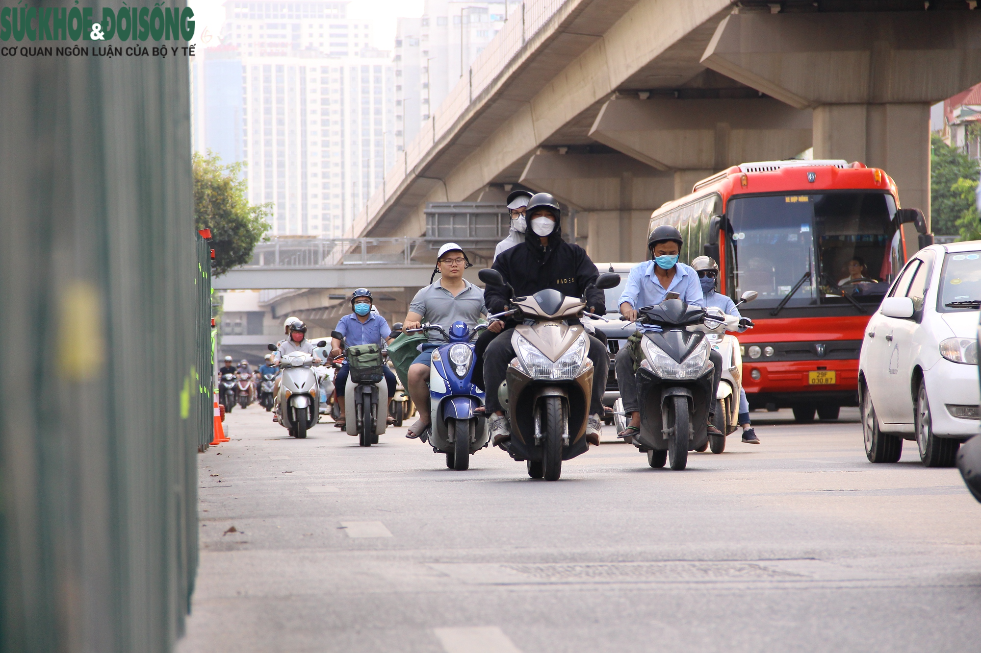Lỗ cốt đã án ngữ nhưng chưa có biển báo giao thông trên đường Nguyễn Trãi - Ảnh 7.