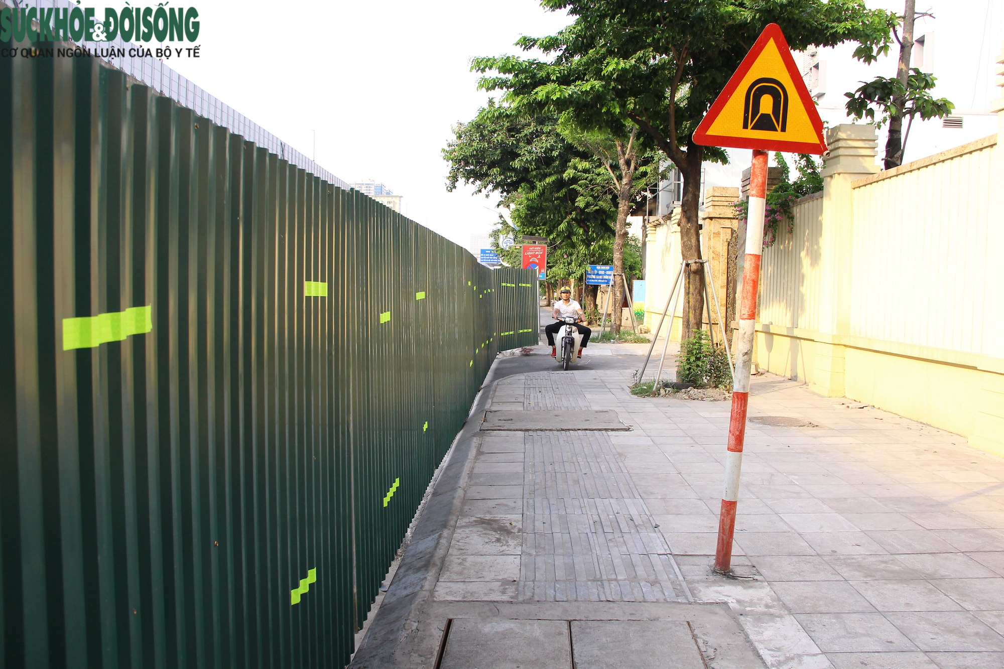 Lỗ cốt đã án ngữ nhưng chưa có biển báo giao thông trên đường Nguyễn Trãi - Ảnh 8.