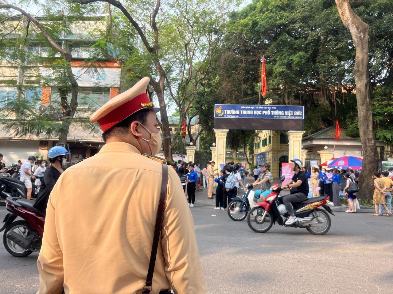 Sắc vàng, cam, xanh của các lực lượng hỗ trợ, tiếp sức thí sinh thi lớp 10 vượt vũ môn - Ảnh 3.