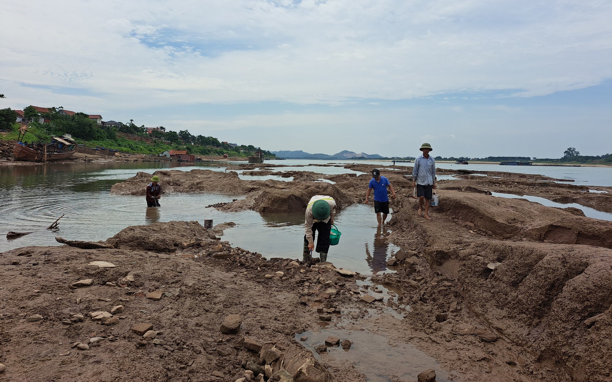 Sông Đà cạn trơ đáy, người dân mạo hiểm tìm cổ vật nằm sâu dưới cát