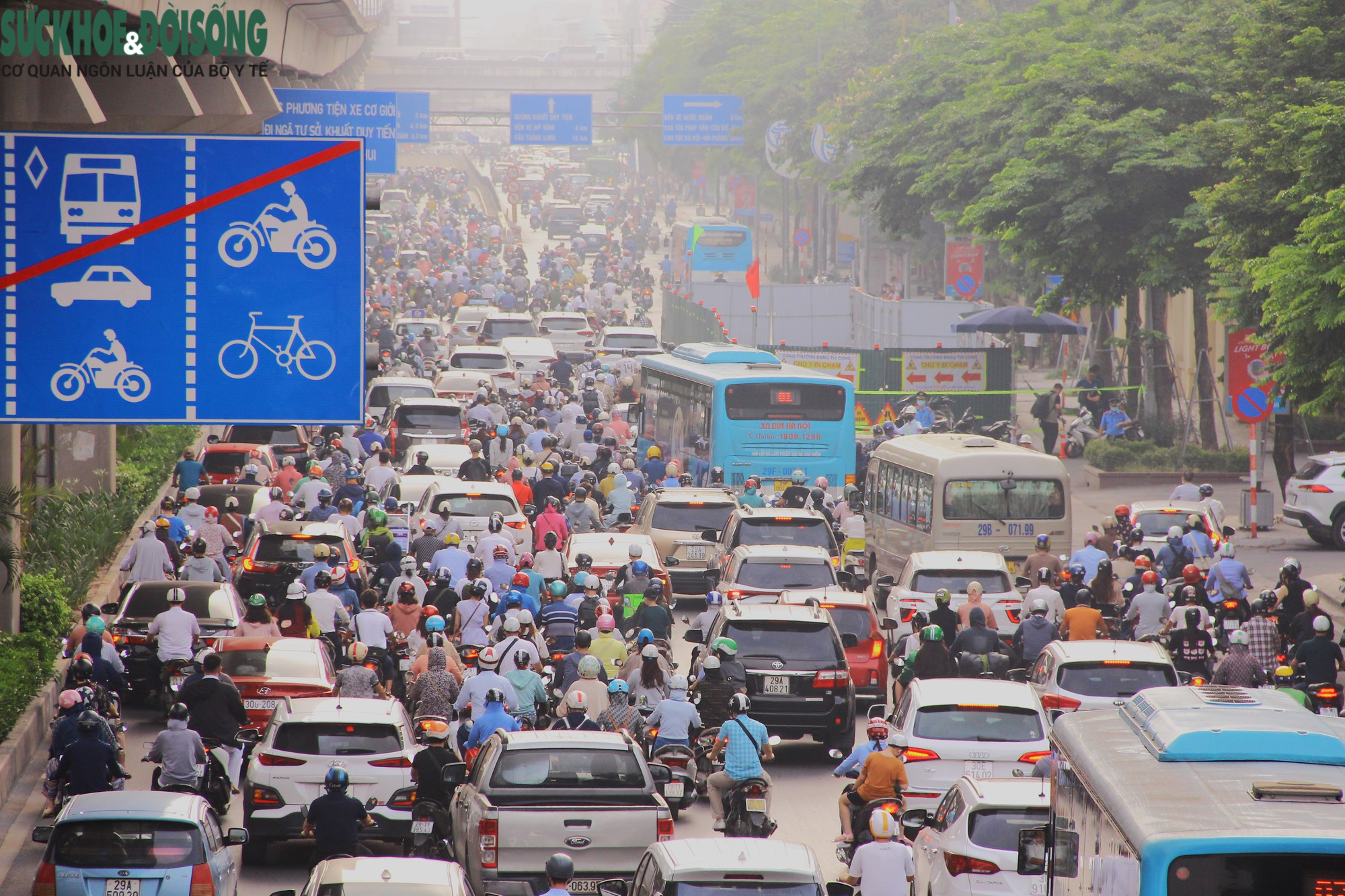 Chỉ với 1 lô cốt, đường Nguyễn Trãi đã ùn ứ kéo dài nửa cây số - Ảnh 2.
