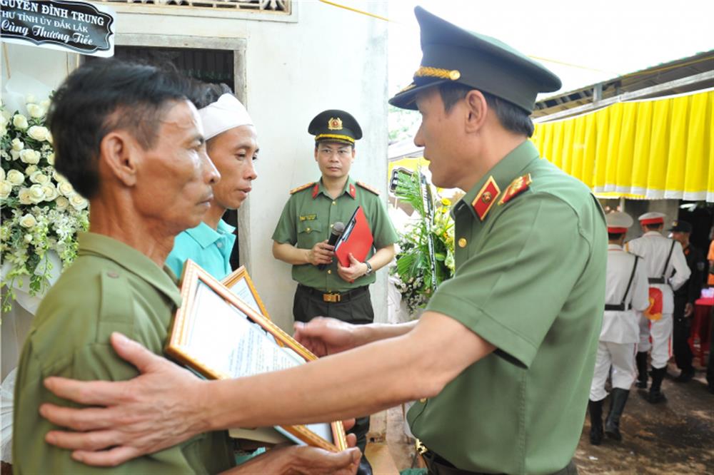 Lãnh đạo Bộ Công an, lãnh đạo tỉnh Đăk Lăk thăm, viếng các nạn nhân trong vụ việc xảy ra tại Đắk Lắk - Ảnh 2.