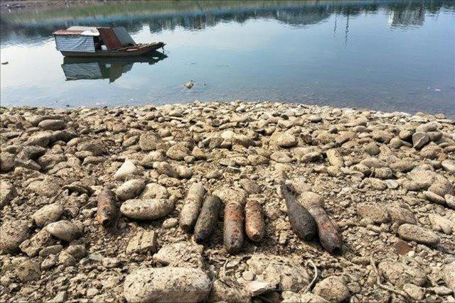 Phát hiện nhiều quả đạn pháo trên sông Đà sau khi cạn trơ đáy - Ảnh 1.