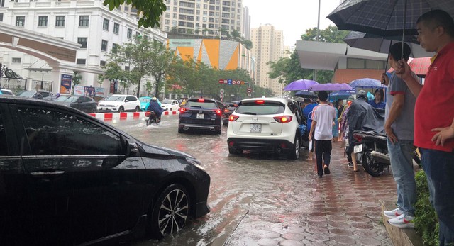 Cận cảnh nhiều tuyến phố Hà Nội ngập thành sông sau cơn mưa trưa xối xả - Ảnh 6.