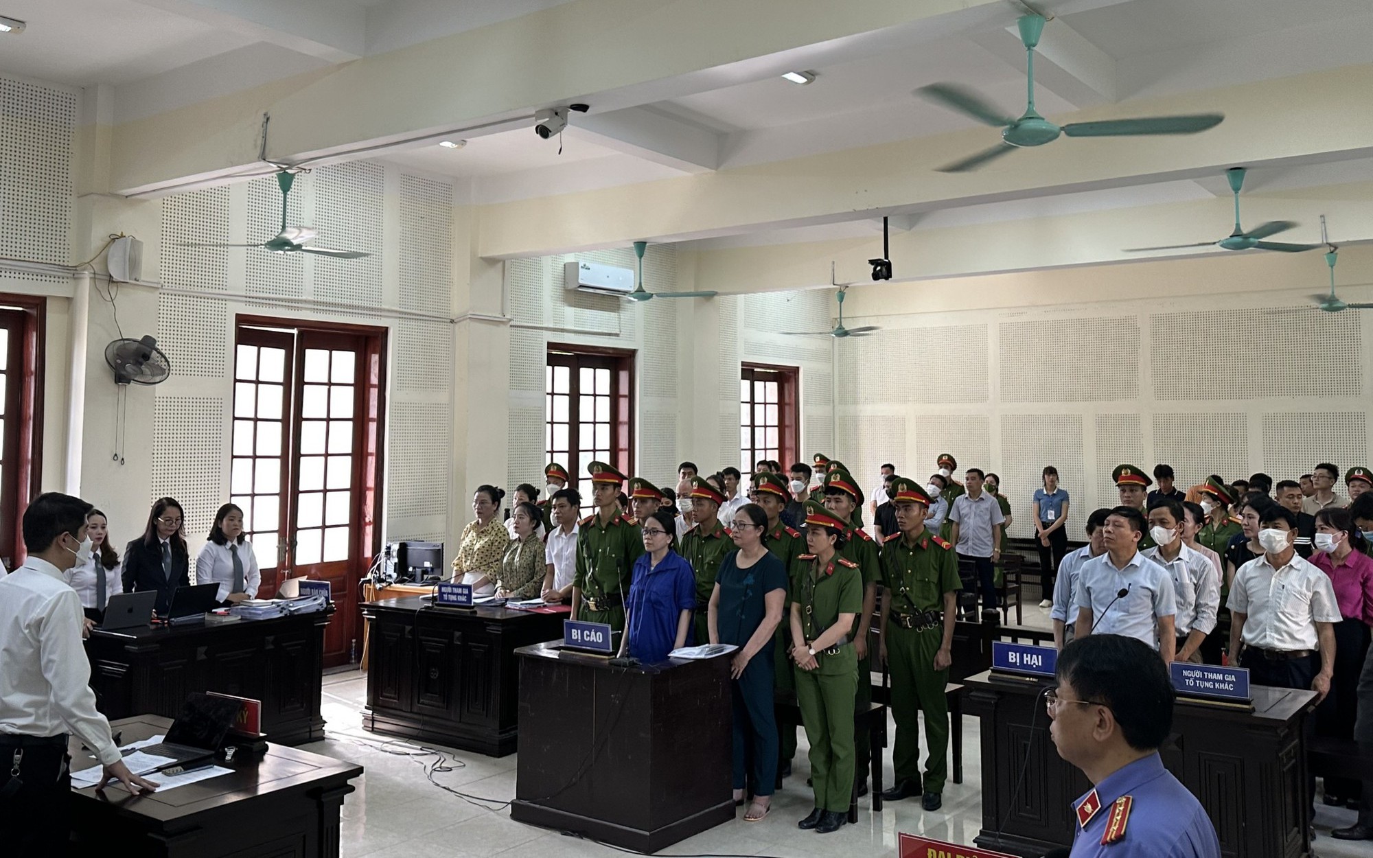 Cô giáo Lê Thị Dung 'tinh thần ổn định' trước tòa phúc thẩm vụ gây thiệt hại 45 triệu trong 5 năm
