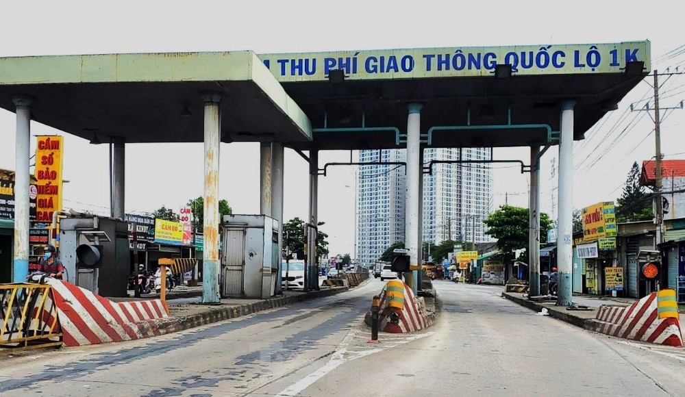 Hình ảnh trạm thu phí bỏ hoang trên quốc lộ 1K, đoạn thuộc địa phận phường Hóa An, thành phố Biên Hòa trước khi được tháo dỡ.