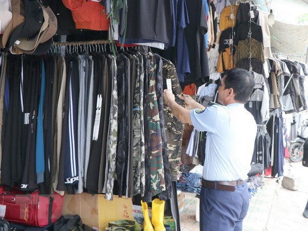 Kon Tum: Kiểm tra cửa hàng bán quần áo rằn ri không rõ nguồn gốc - Ảnh 1.
