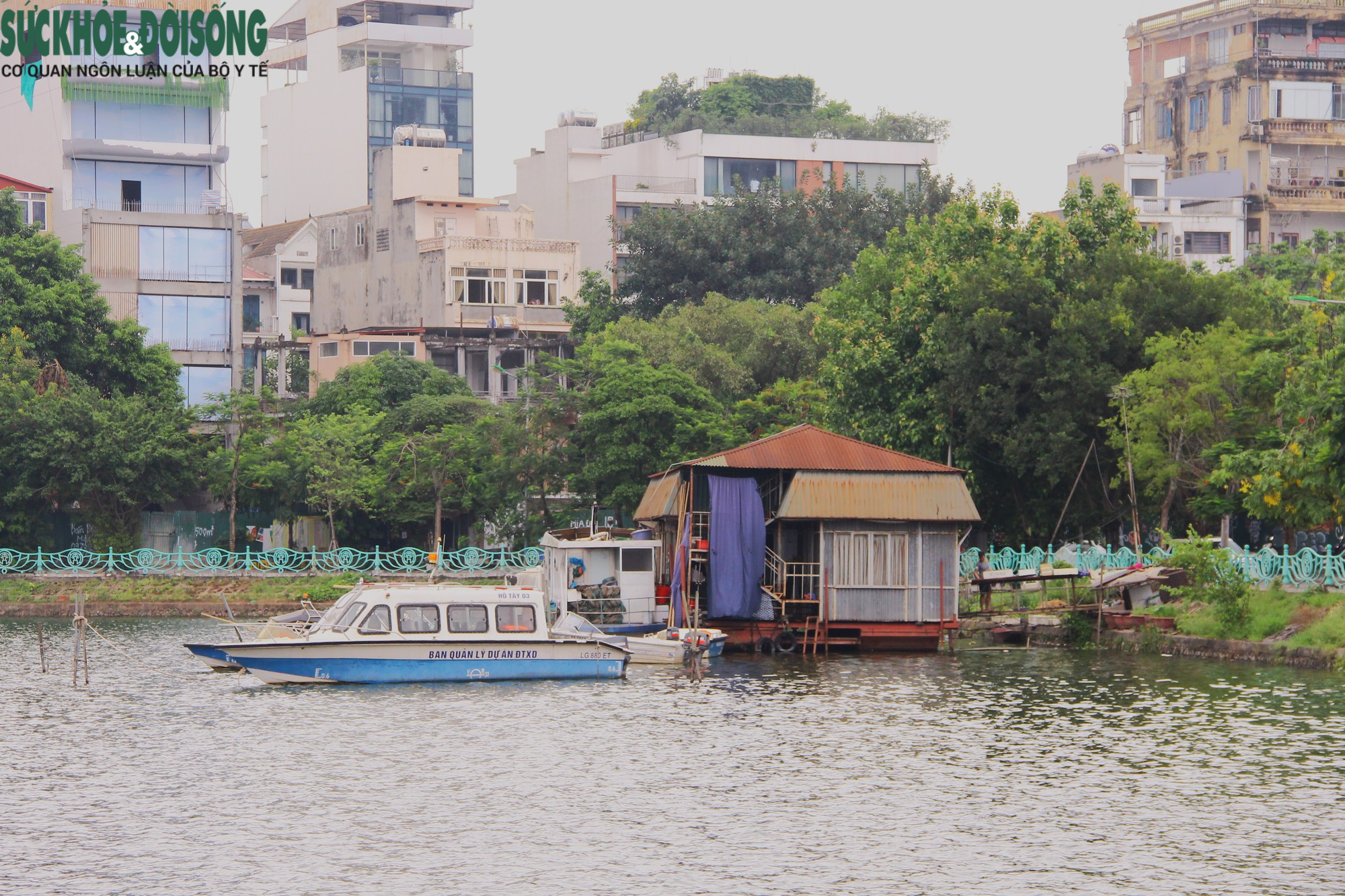 Cận cảnh loạt công trình bỏ hoang còn sót lại tại Hồ Tây - Ảnh 3.