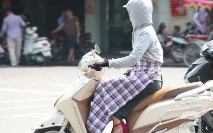 Áo chống nắng cuốn vào bánh xe máy, người phụ nữ bị chấn thương nặng
