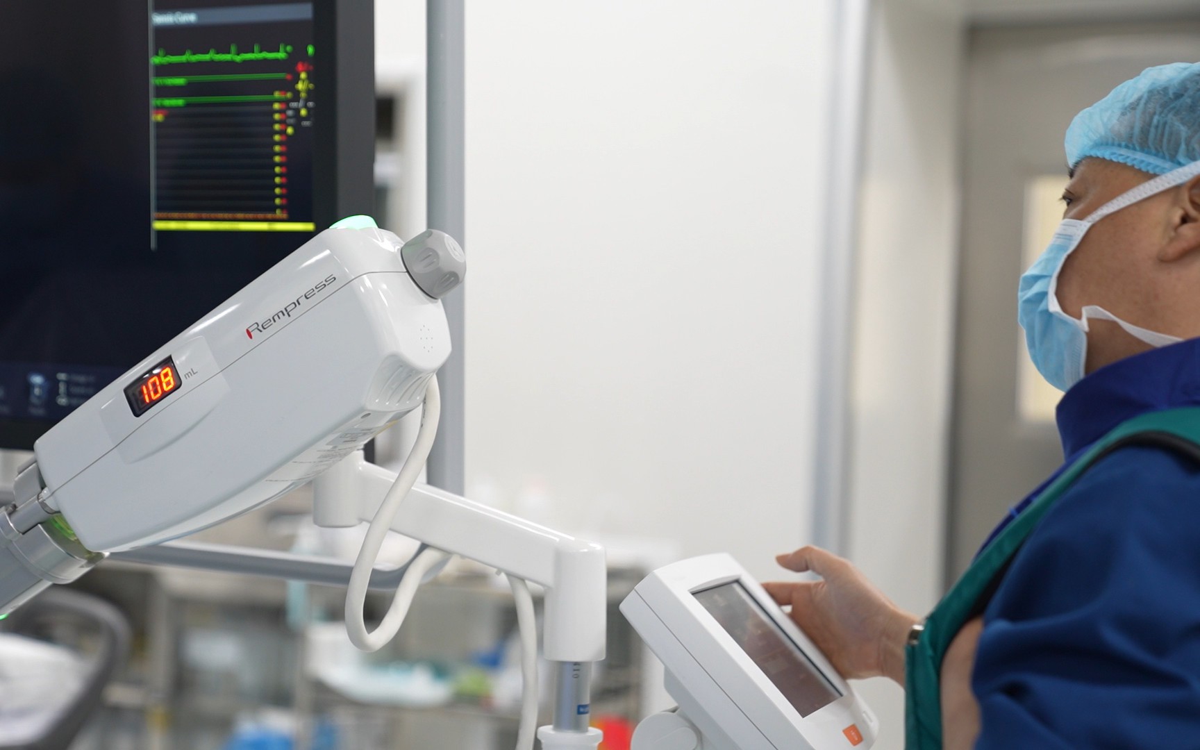 Cụ ông 80 tuổi choáng, khó thở, ngất tại chỗ, bác sĩ phát hiện bị hẹp khít van động mạch chủ- Ảnh 3. Thay van động mạch chủ qua da bằng ống thông siêu nhỏ cho bệnh nhân 68 tuổi