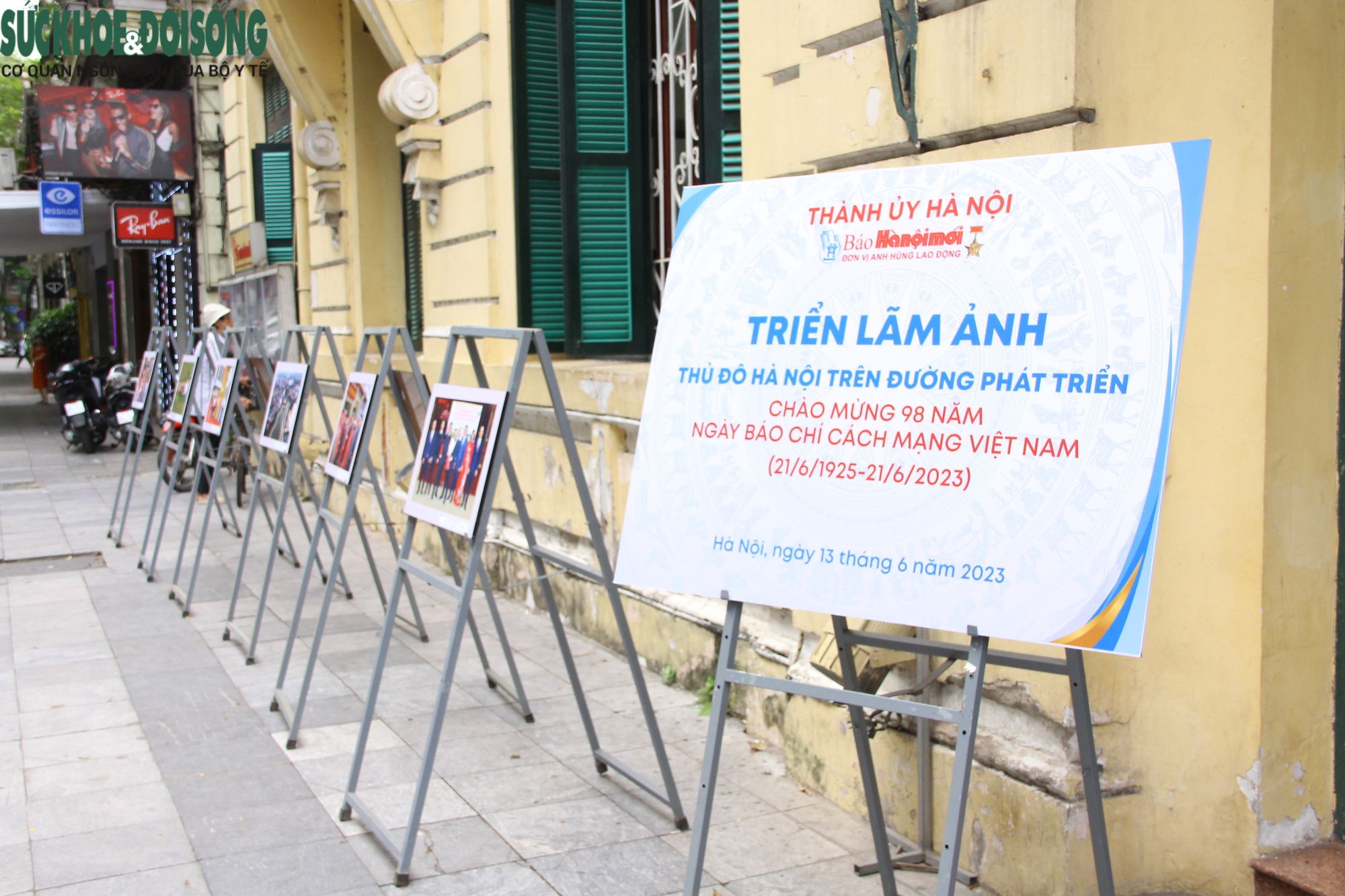 Triển lãm ảnh "Thủ đô Hà Nội trên đường phát triển" đang được diễn ra tại khu vực phố đi bộ Hồ Gươm (phố Lê Thái Tổ, Hàng Trống, Hoàn Kiếm, Hà Nội).