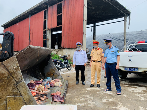 Bắt giữ hơn 1 tạ nội tạng đang rỉ nước, bốc mùi hôi thối đang vận chuyển đi tiêu thụ - Ảnh 2.