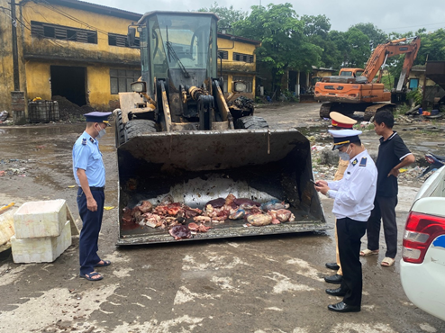 Bắt giữ hơn 1 tạ nội tạng đang rỉ nước, bốc mùi hôi thối đang vận chuyển đi tiêu thụ - Ảnh 3.