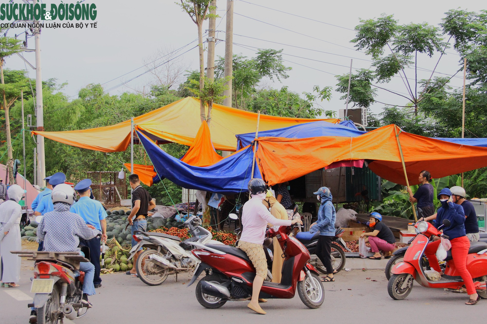 Liên ngành &quot;đội nắng&quot; xử lí vi phạm trật tự đô thị - Ảnh 18.