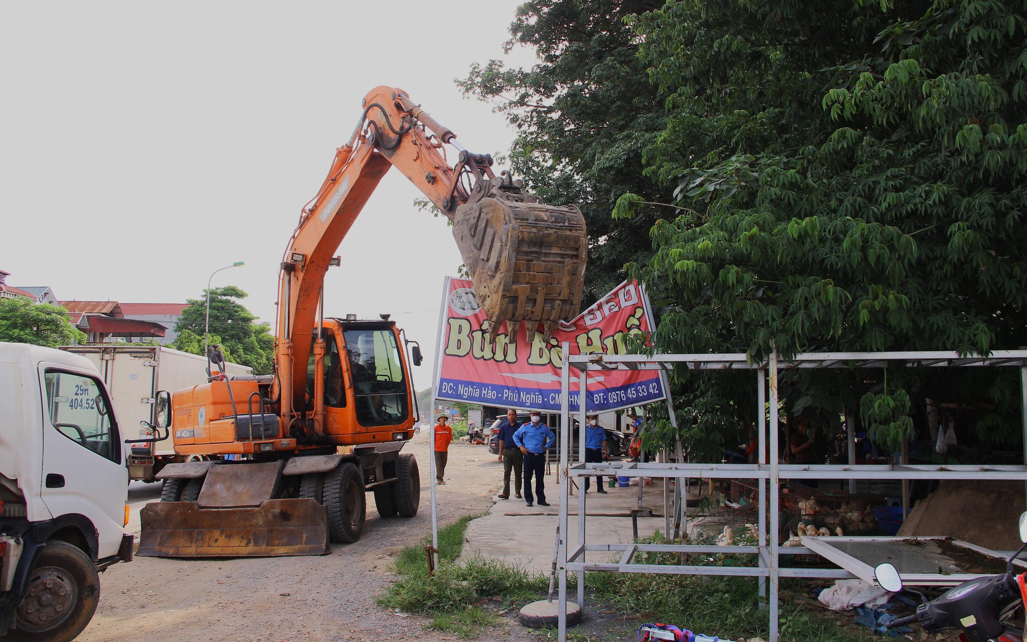 Liên ngành ‘đội nắng’ xử lý vi phạm trật tự đô thị