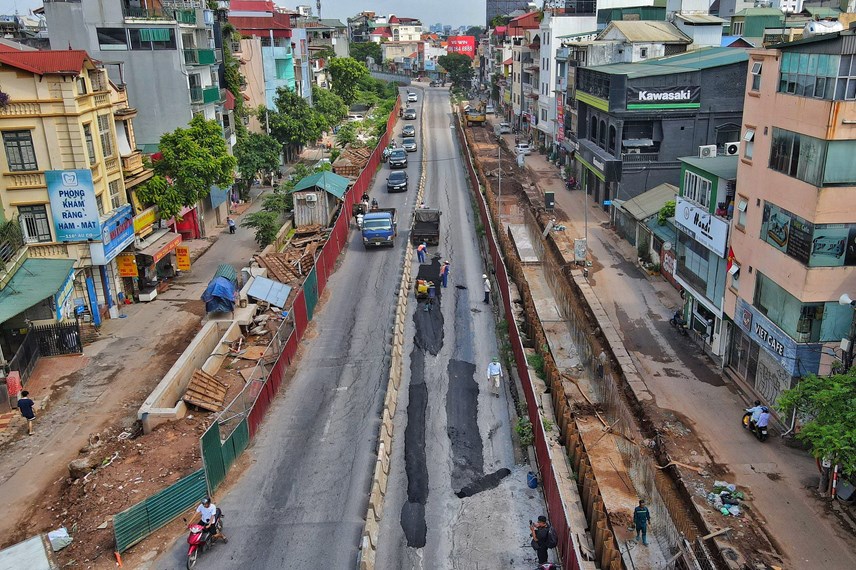 Chính thức vá đường Âu Cơ (Tây Hồ) sau loạt phản ánh của báo chí - Ảnh 5.