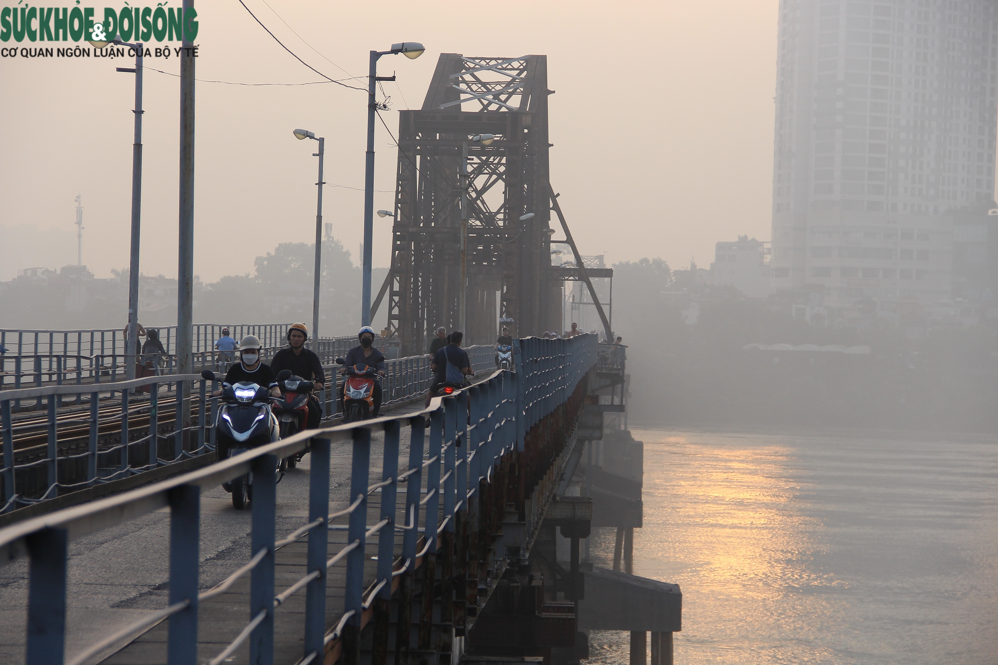 Công việc bảo dưỡng cầu Long Biên diễn ra từ 6 giờ sáng, ngay khi mặt trời mới ló rạng, các công nhân đường sắt đã có mặt trên cầu.