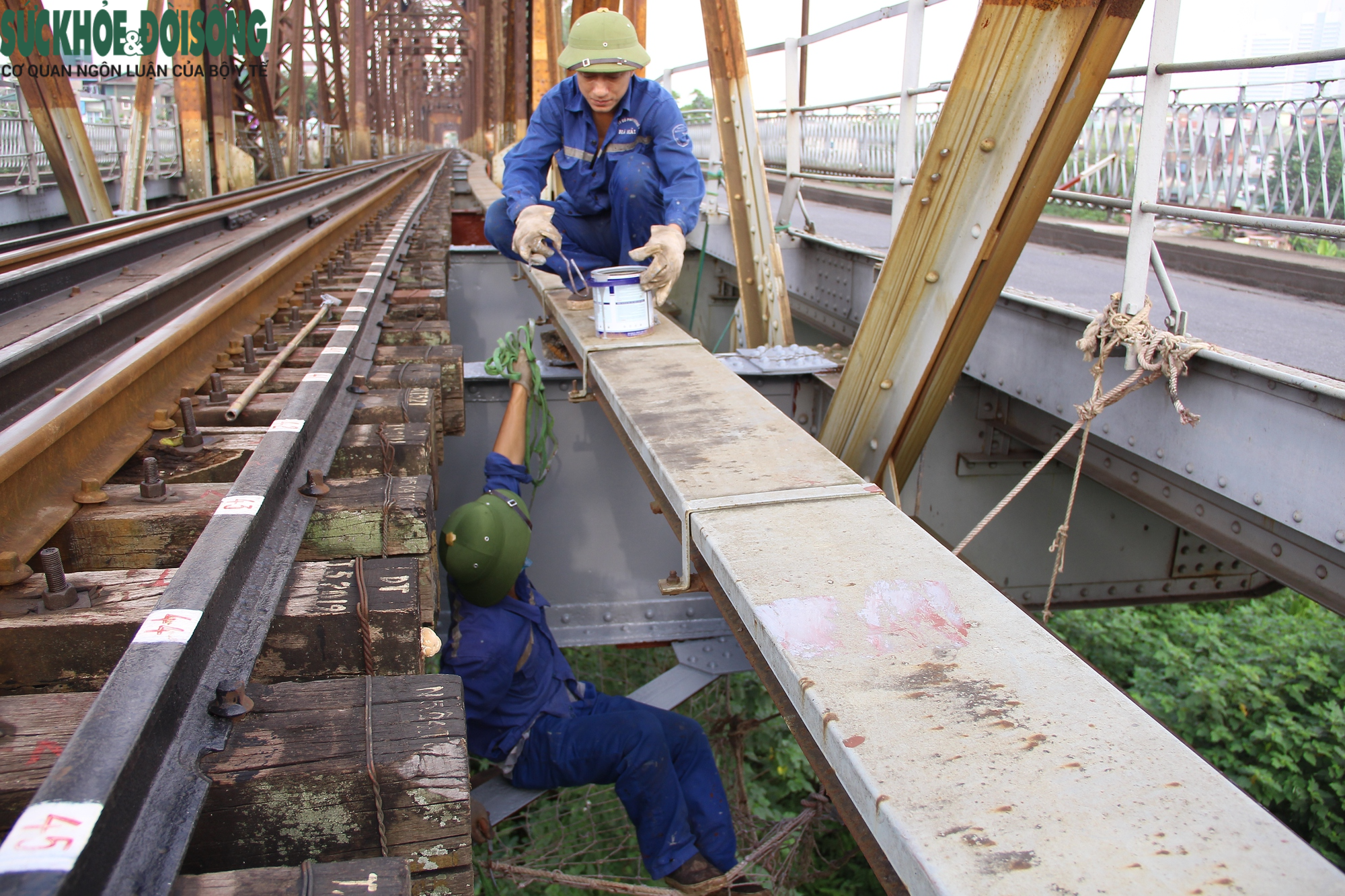 Công nhân thực hiện bảo dưỡng cầu Long Biên dưới trời nắng như đổ lửa - Ảnh 3.