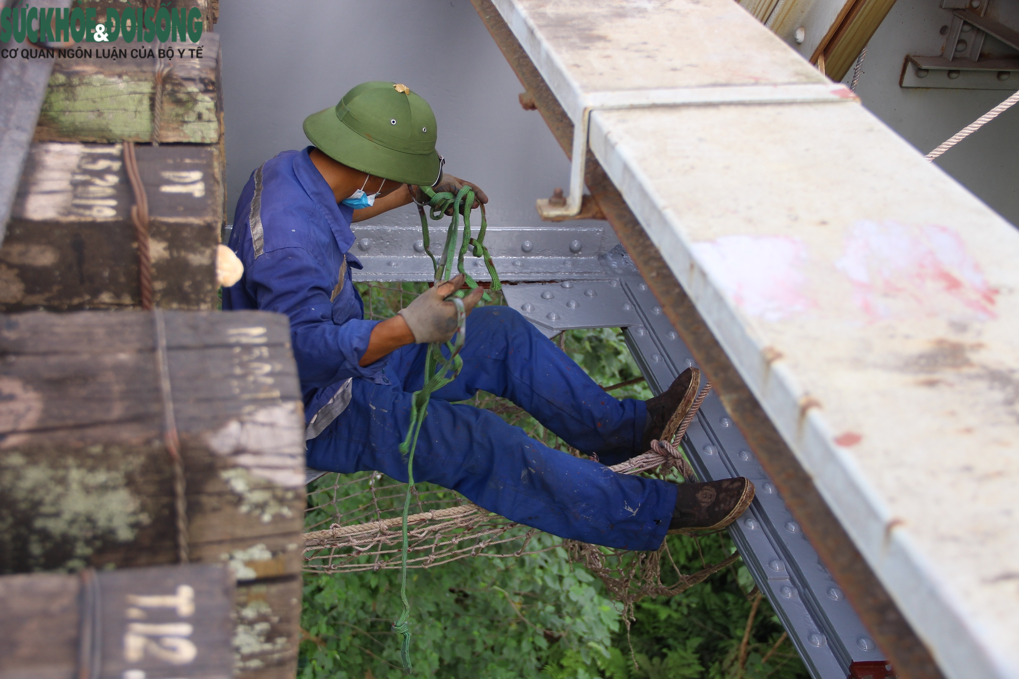 Công nhân thực hiện bảo dưỡng cầu Long Biên dưới trời nắng như đổ lửa - Ảnh 7.