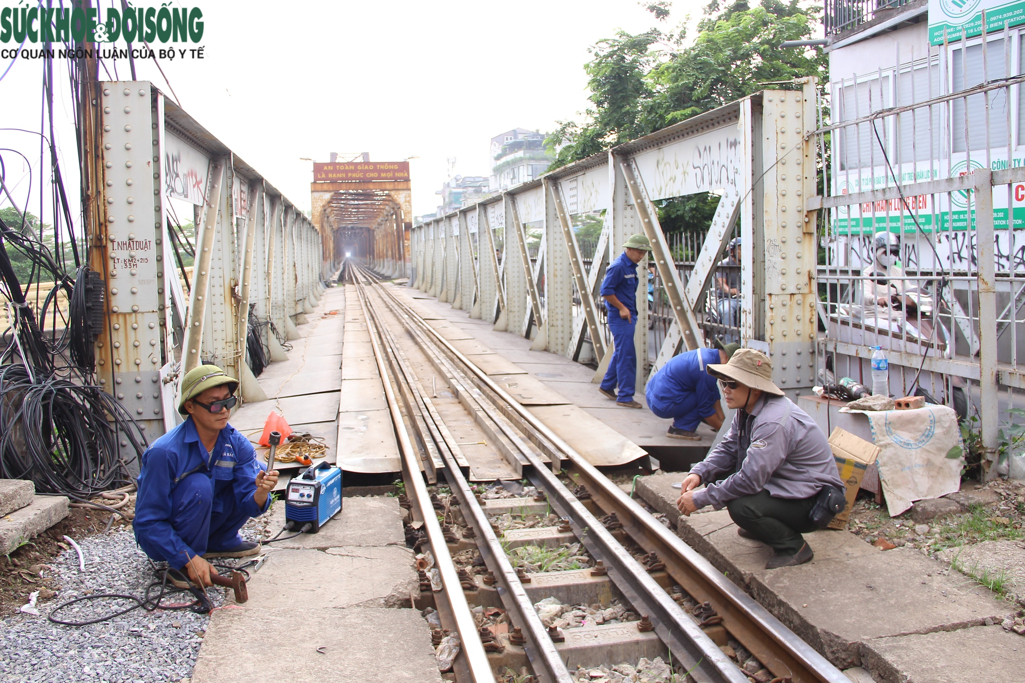 Công nhân thực hiện bảo dưỡng cầu Long Biên dưới trời nắng như đổ lửa - Ảnh 9.