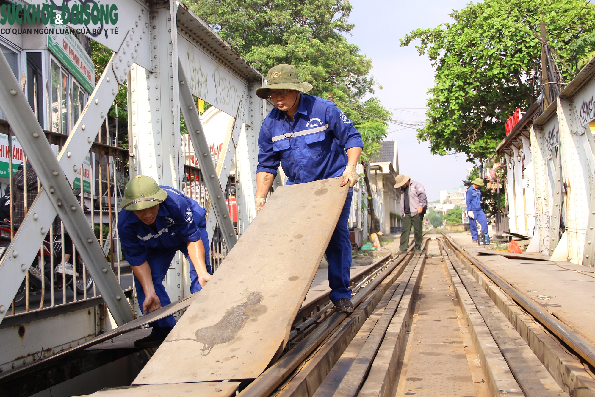 Công nhân thực hiện bảo dưỡng cầu Long Biên dưới trời nắng như đổ lửa - Ảnh 10.