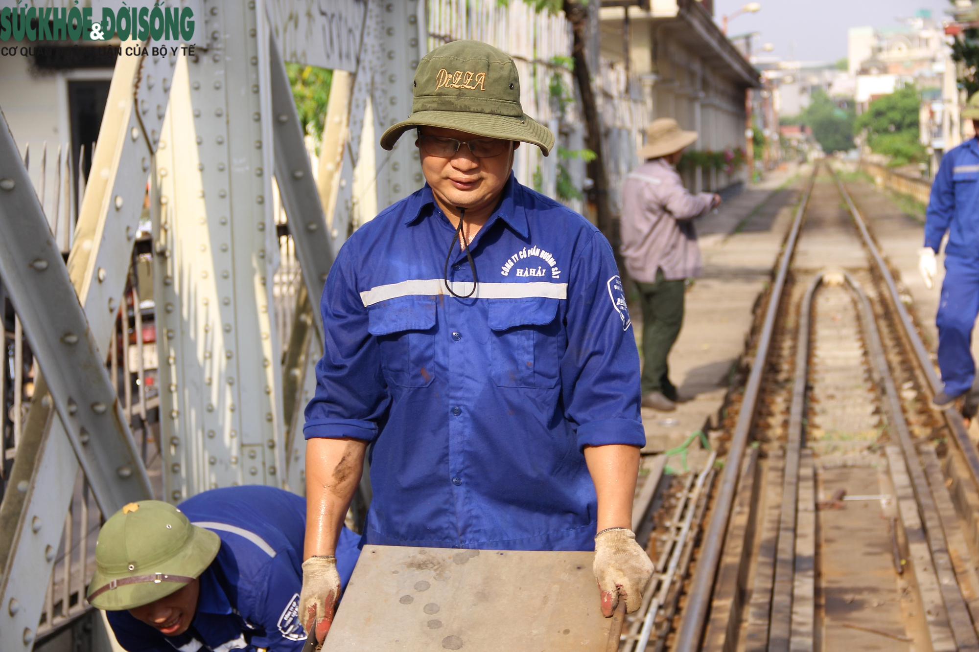 Công nhân thực hiện bảo dưỡng cầu Long Biên dưới trời nắng như đổ lửa - Ảnh 11.