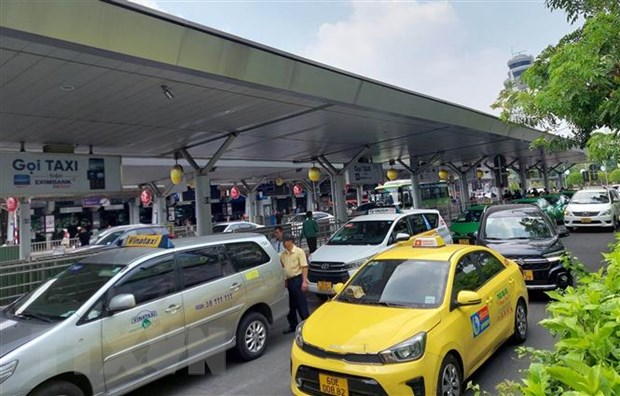 Lái xe taxi sân bay Tân Sơn Nhất dùng mánh khóe nâng cước gấp 10 lần - Ảnh 1.