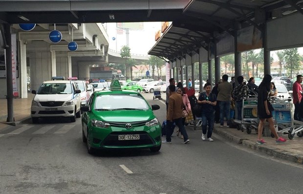 Xử lý xe dù, gian lận giá cước taxi tại sân bay Tân Sơn Nhất - Ảnh 1.