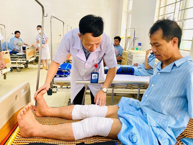 Bệnh viện CT-CH Nghệ An: Phẫu thuật tái tạo dây chằng hai bên cùng lúc cho nhiều bệnh nhân - Ảnh 3.