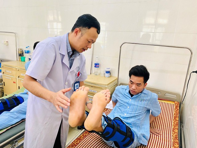Bệnh viện CT-CH Nghệ An: Phẫu thuật tái tạo dây chằng hai bên cùng lúc cho nhiều bệnh nhân - Ảnh 2.