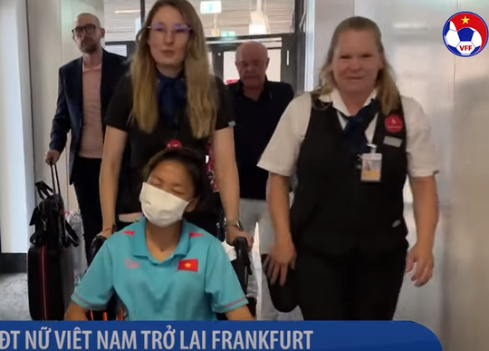 ĐT nữ Việt Nam nhận tin dữ ngay sát World Cup 2023: Huỳnh Như chấn thương, phải ngồi xe lăn - Ảnh 1.