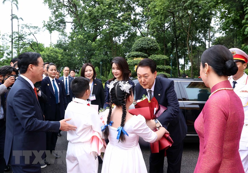 [Photo] Chủ tịch nước Võ Văn Thưởng chủ trì Lễ đón Tổng thống Hàn Quốc - Ảnh 1.