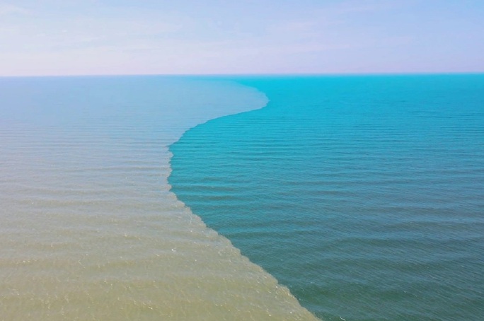 Hiện tượng lạ nước biển Sầm Sơn chia thành 2 màu xanh – vàng - Ảnh 1.