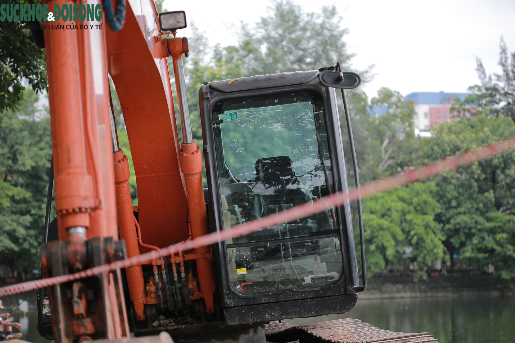 Bờ kè hồ ở Hà Nội xuống cấp, ngổn ngang vật liệu xây dựng - Ảnh 7.
