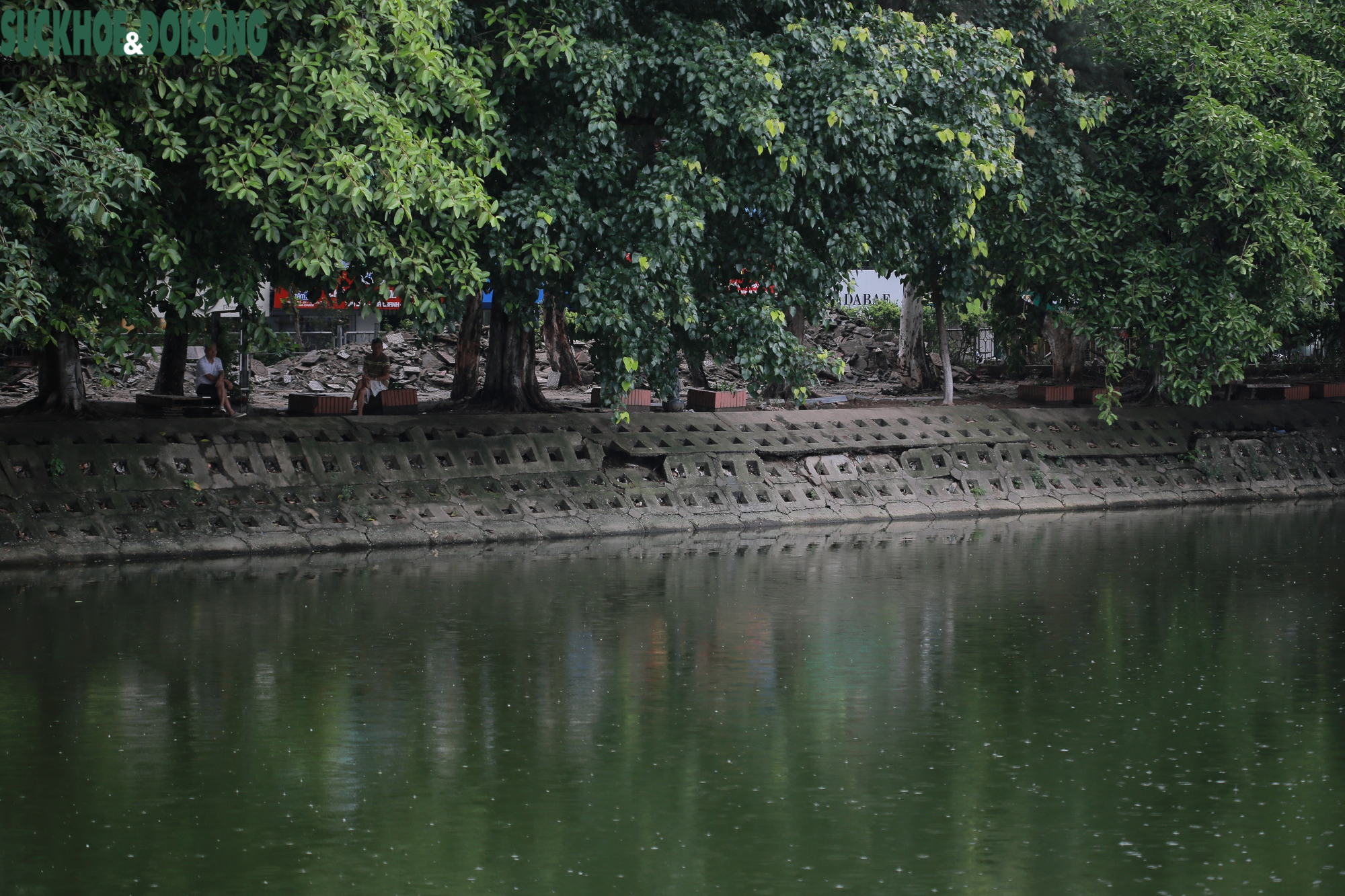 Bờ kè hồ ở Hà Nội xuống cấp, ngổn ngang vật liệu xây dựng - Ảnh 9.