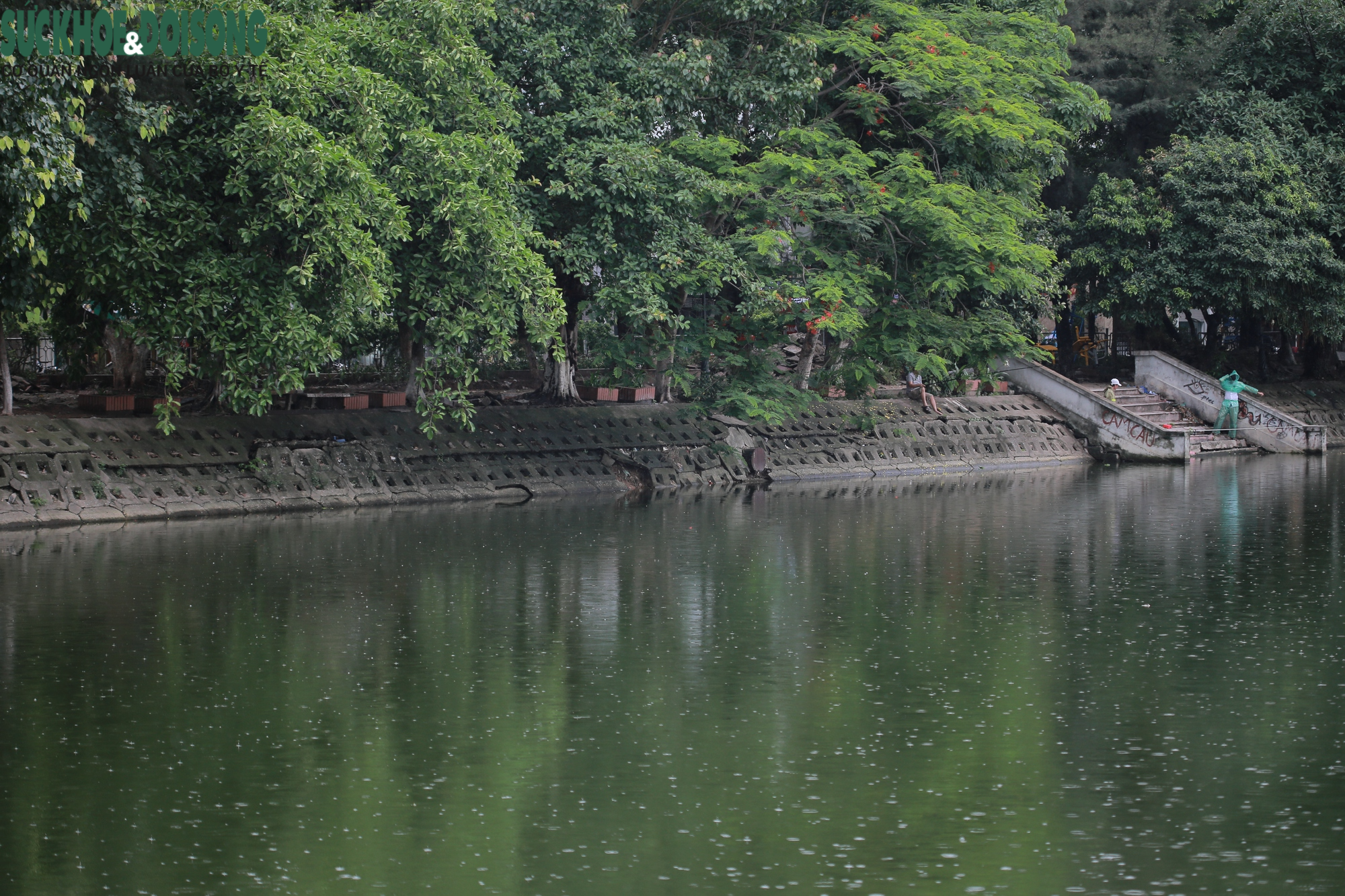 Bờ kè hồ ở Hà Nội xuống cấp, ngổn ngang vật liệu xây dựng - Ảnh 11.