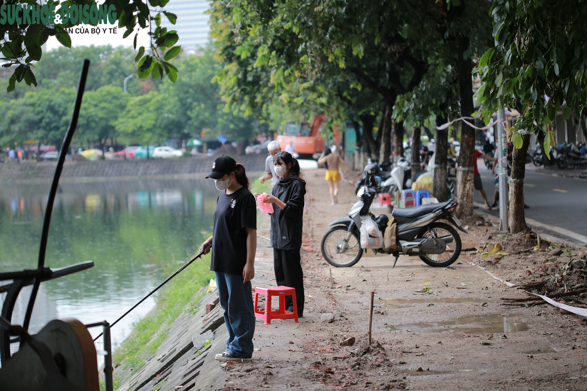Bờ kè hồ ở Hà Nội xuống cấp, ngổn ngang vật liệu xây dựng - Ảnh 13.