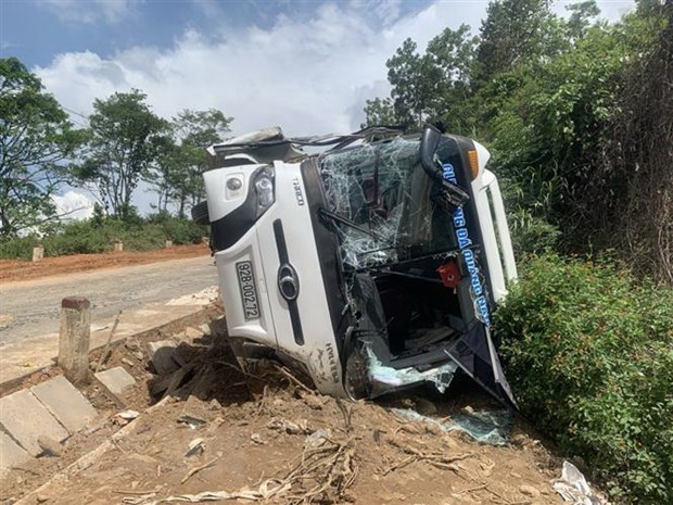 Xe chở Câu lạc bộ Bóng đá trẻ Quảng Nam bị lật, 1 cầu thủ tử vong - Ảnh 1.