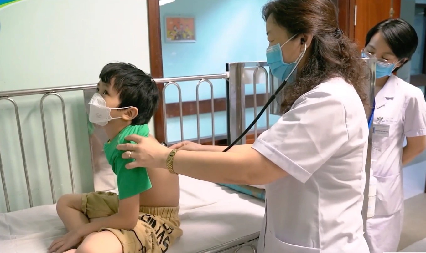 Hàng loạt trẻ viêm phổi Mycoplasma nhập viện, bác sĩ chỉ dấu hiệu phát hiện bệnh
 - Ảnh 1.