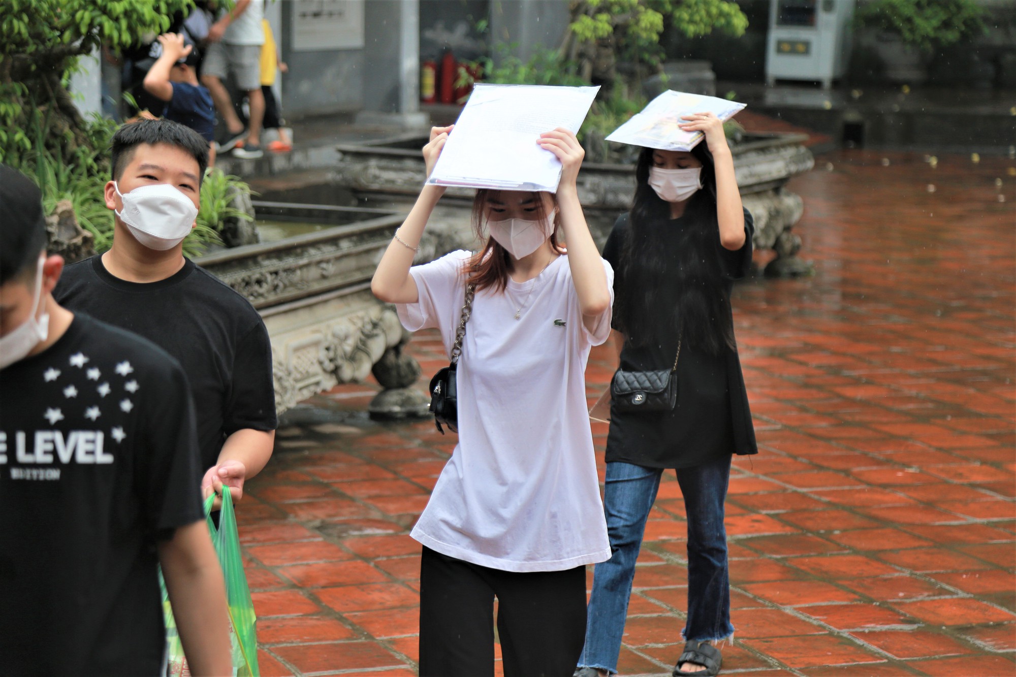 Lên chùa cầu nguyện, ăn chè đậu đỏ… là những cách sĩ tử cầu may trước ngày thi tốt nghiệp THPT - Ảnh 6.